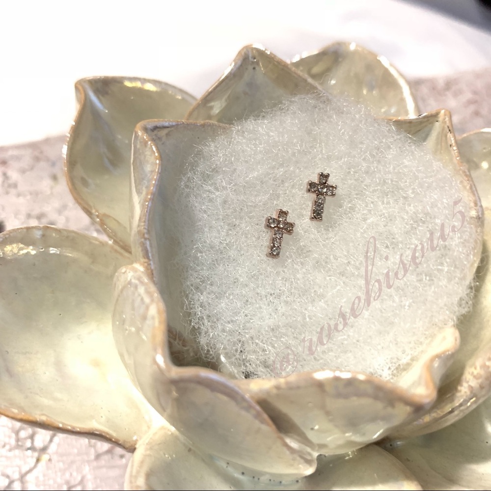 ✝️🆕 Rose Gold Pavé Cross Stud Earrings - Picture 2 of 4
